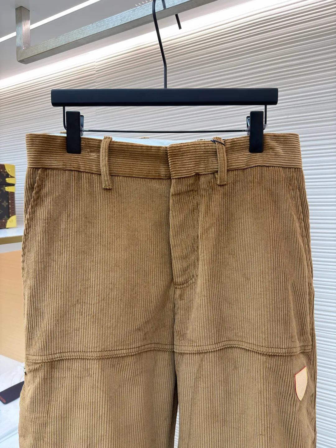LOUIS VUITTON SKI ski series corduroy trousers and casual pants ●Original version: purchased and developed by 14160 ●Item number: 1682221-B00 ●Fabric: corduroy fabric ●Technology: Positioning cutting machine ●Color: brown ●Version: fitted version ●Weight: about 875 grams ●Size: 46-48-50-52 ●Description: These caramel-colored corduroy trousers are made of 16-pit combed cotton corduroy fabric, which is pre-shrunk and raised. The velvet thickness is even, soft to the touch and not easy to shed. The fabric weighs 420g and has both warmth retention and stiffness. The trousers are made of multi-piece three-dimensional tailoring. The thighs and knees are designed with a spliced ​​structure and are reinforced with twill stitching technology, which not only enhances the durability but also creates a workwear-style layering. The waistband is a classic suit waistband design with built-in non-slip lining and metal adjustment buckles to flexibly adjust the waist size. The placket is made of YKK metal zippers with natural horn buttons, and the trousers are double-layer reinforced stitching; the pockets are welted, and the edges are sewn with overlock stitching; the trousers are straight-cut, with rolled overlock stitching on the inside. The stitch density of each stitch is controlled at 10 stitches/inch to ensure a stable overall structure and exquisite details. The overall wiring is straight and delicate, the fabric is comfortable and soft, and the color is consistent without color difference. It can be matched with the same style to create a fashionable look and control various occasions. Customized accessories, complete with three standards, same style for men and women!
